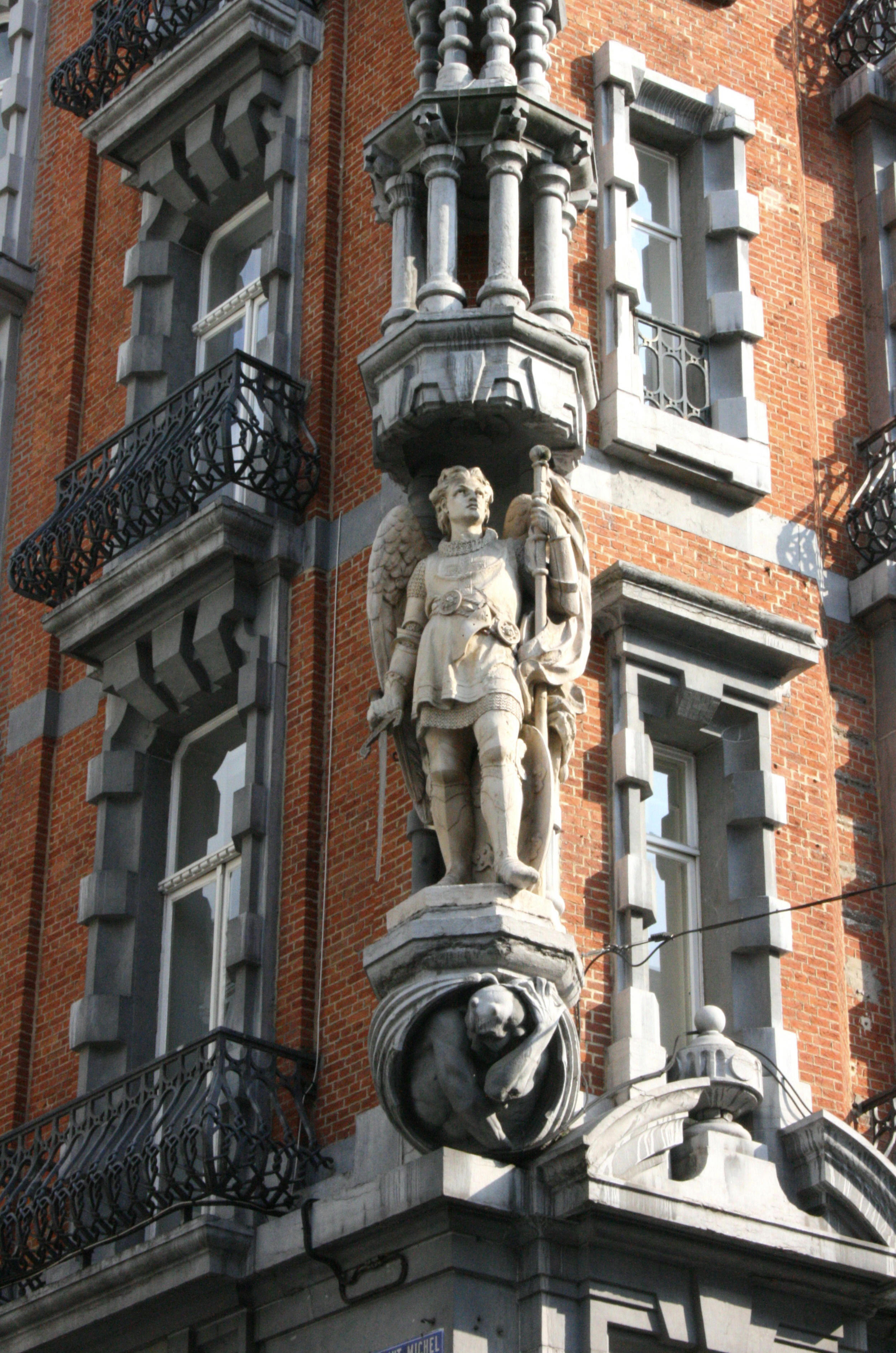 Statue de Saint-Michel
