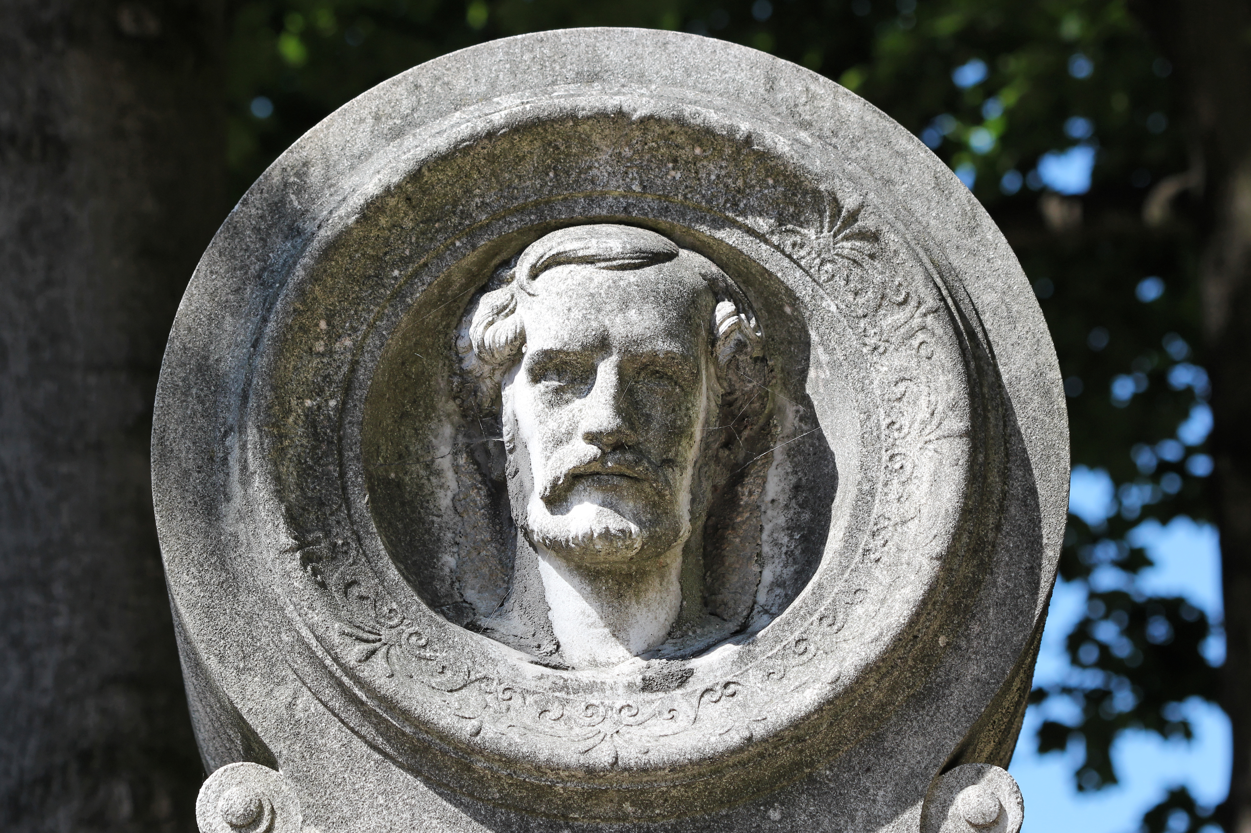 Médaillon pour la sépulture de Francisque Duret