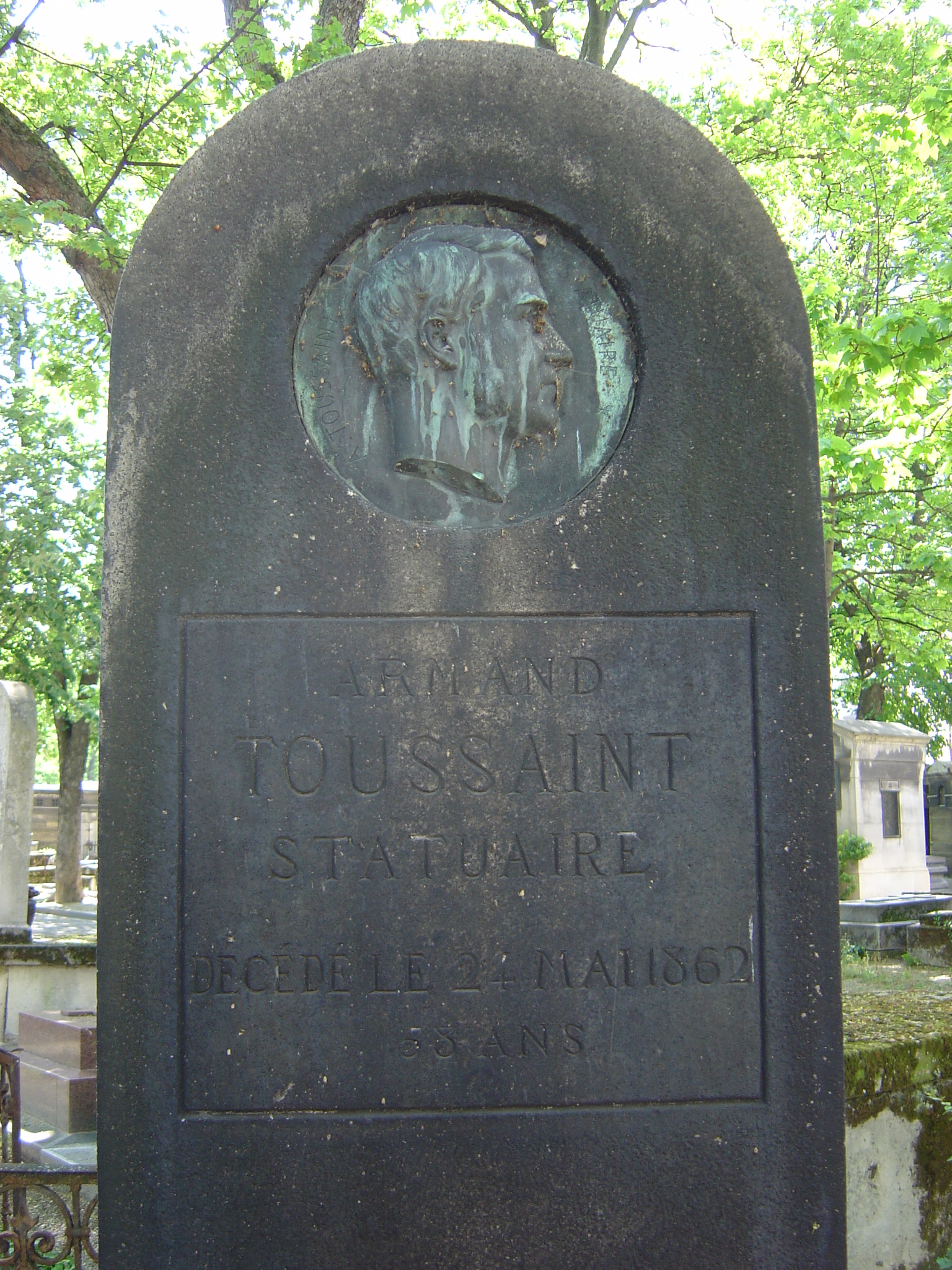 Portrait en médaillon de Armand Toussaint
