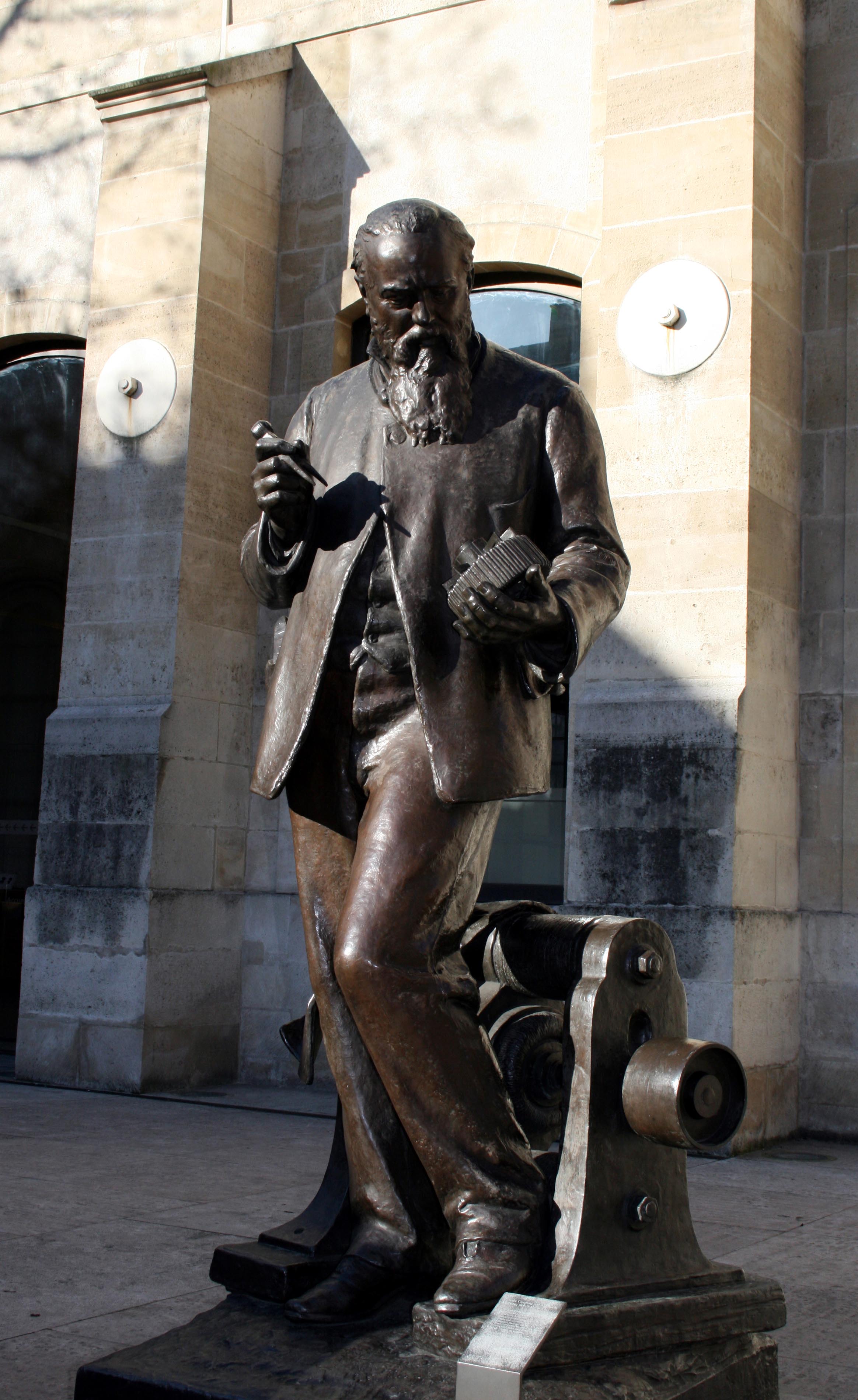Statue de Zénobe Gramme