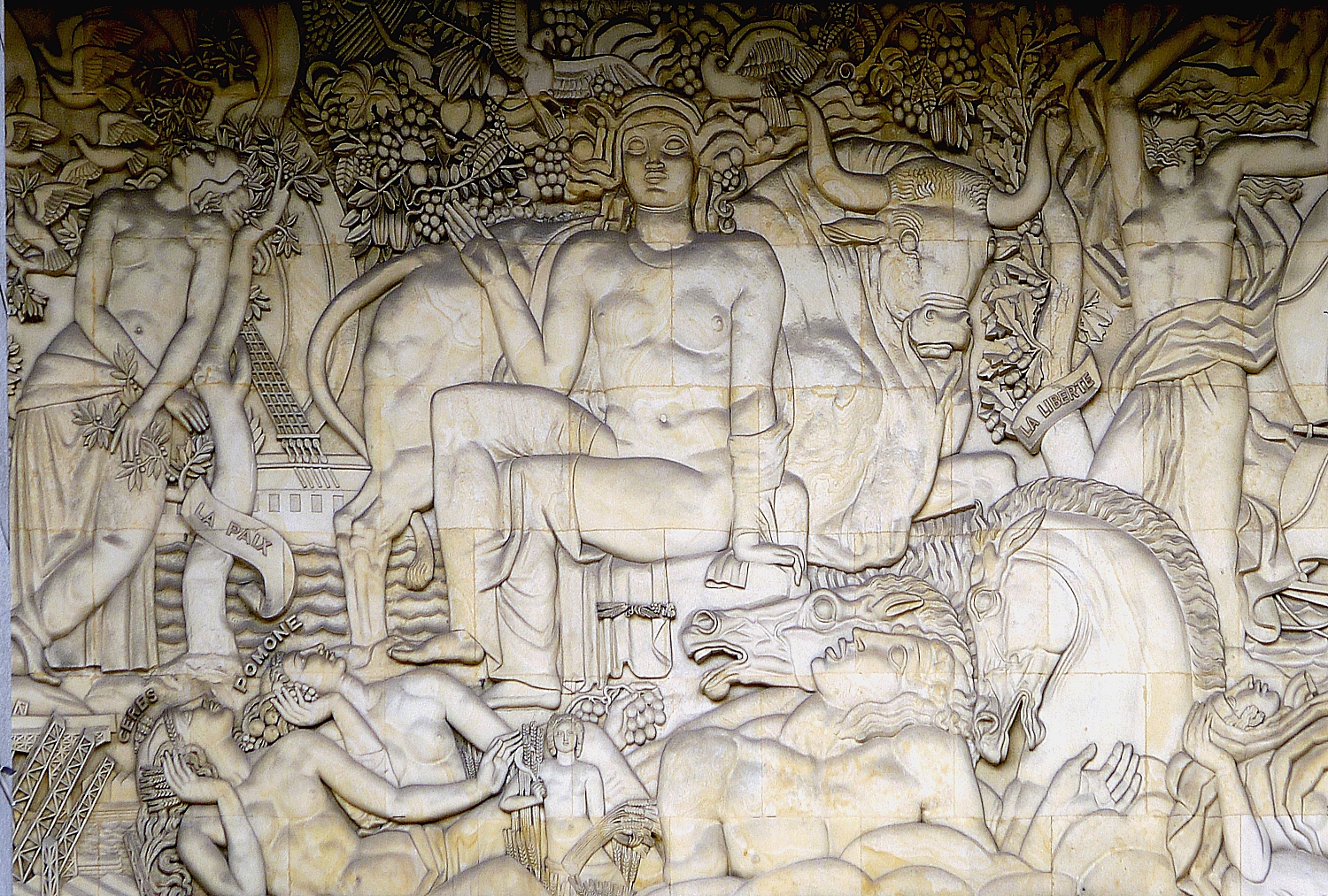 Bas-relief sur la façade du palais doré