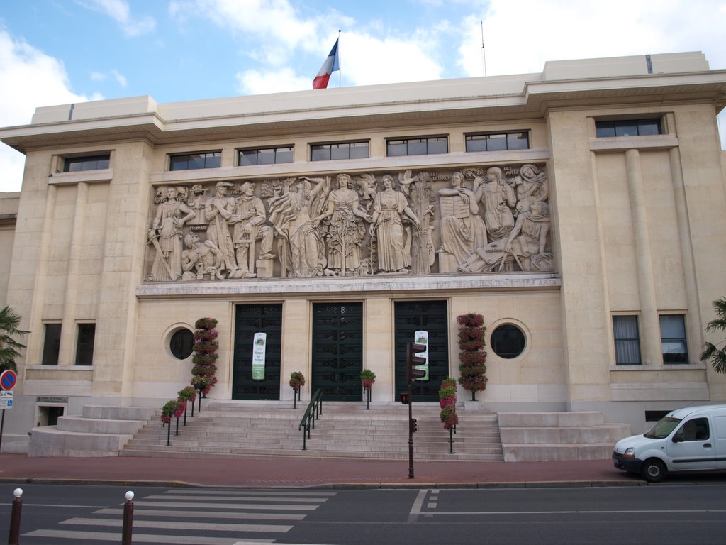 Bas-relief sur la façade de la mairie de Puteaux