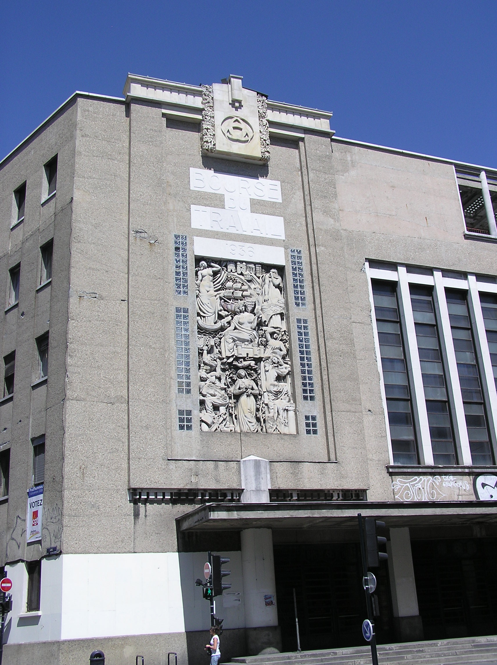 Bas-relief sur la façade de la Bourse du travail