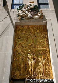 Bas-relief sur la façade de La Maison Française
