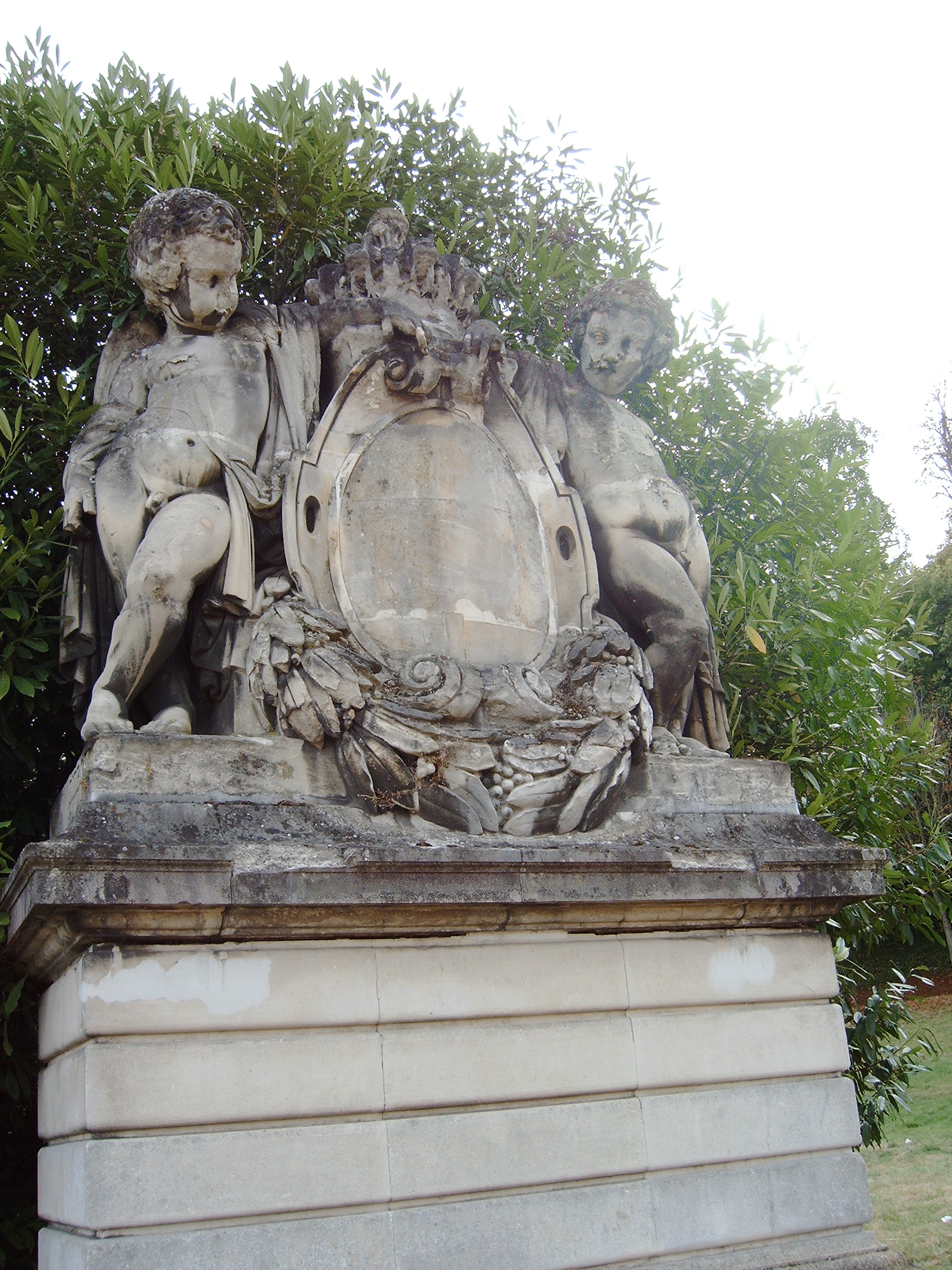 La France couronnant l'Art et l'Industrie (putti)