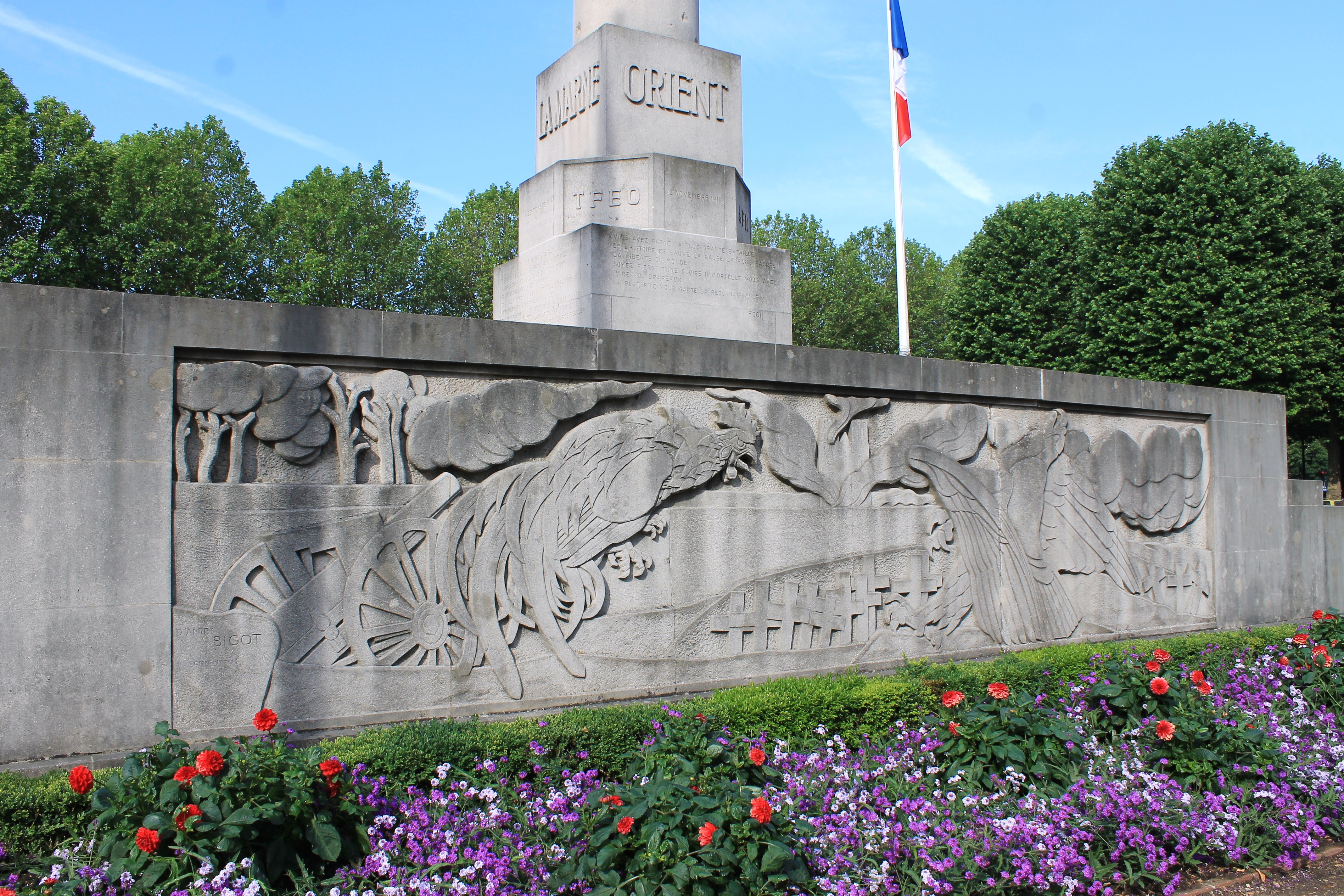 Bas relief du monument aux morts de Caen