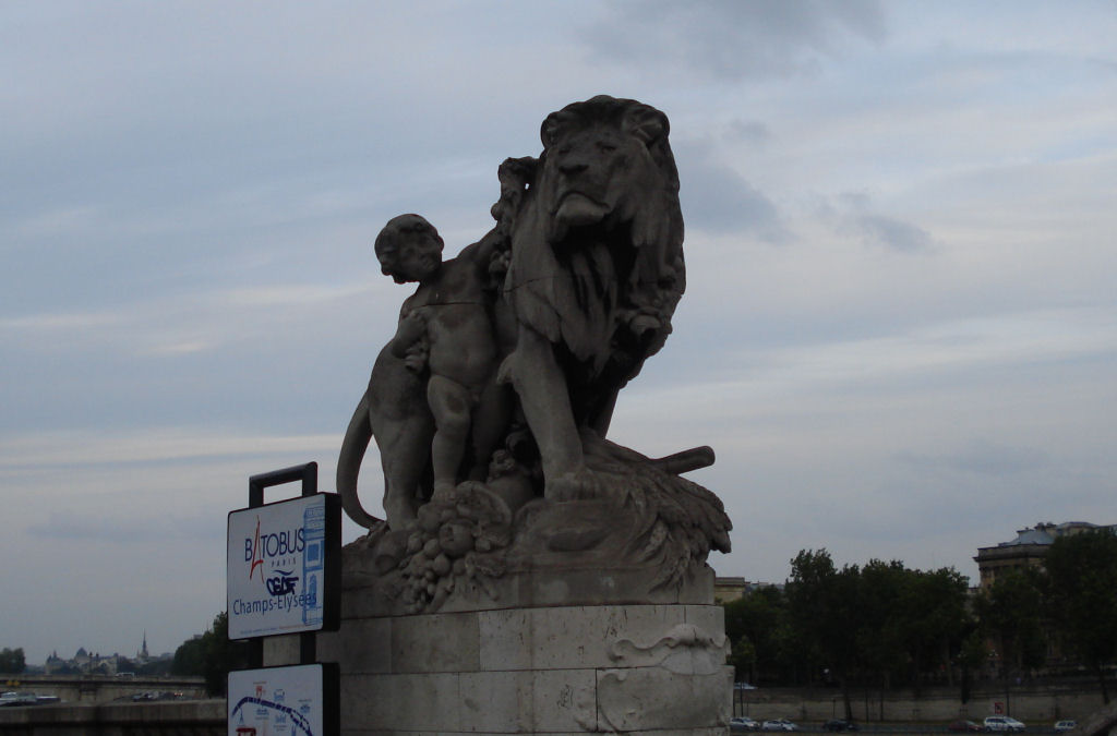 Lion à l'enfant