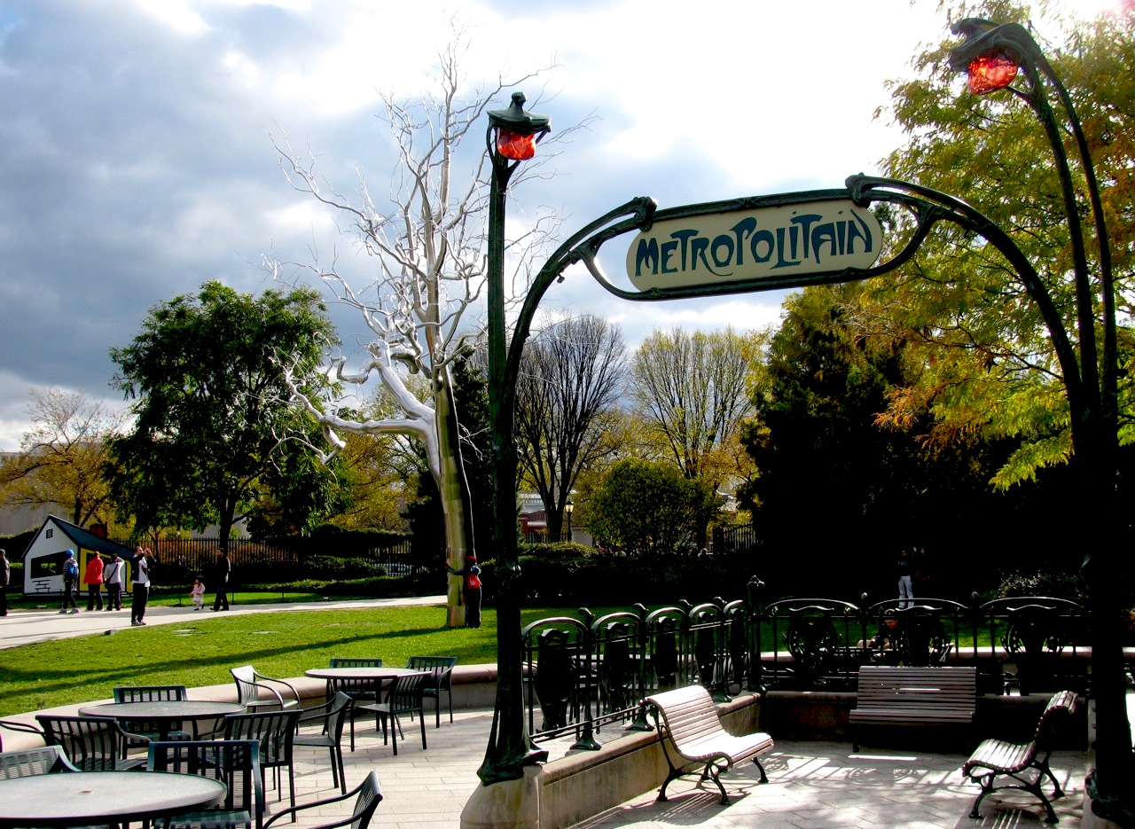 An Entrance to the Paris Métropolitain