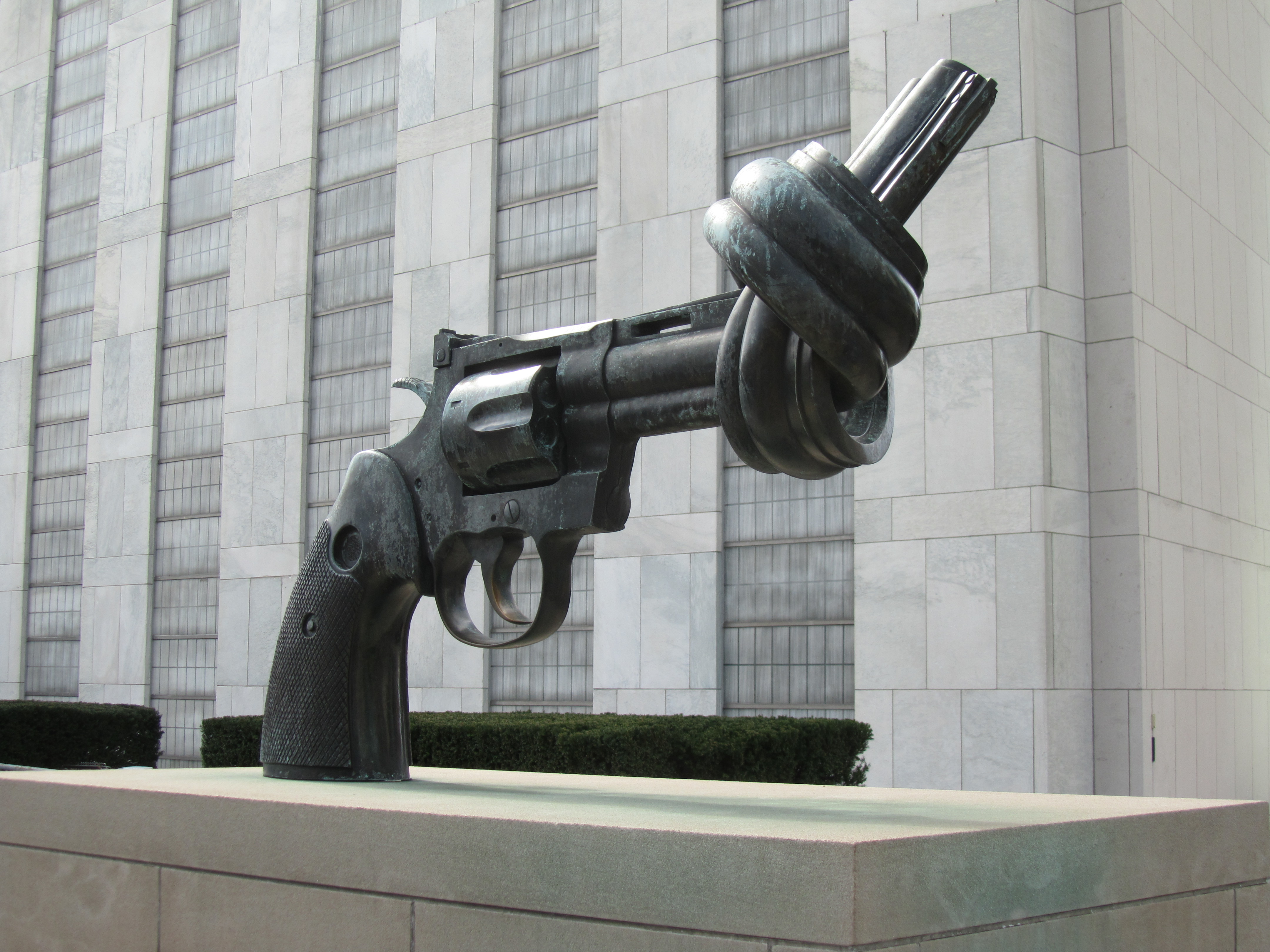 Non-violence - le pistolet noué
