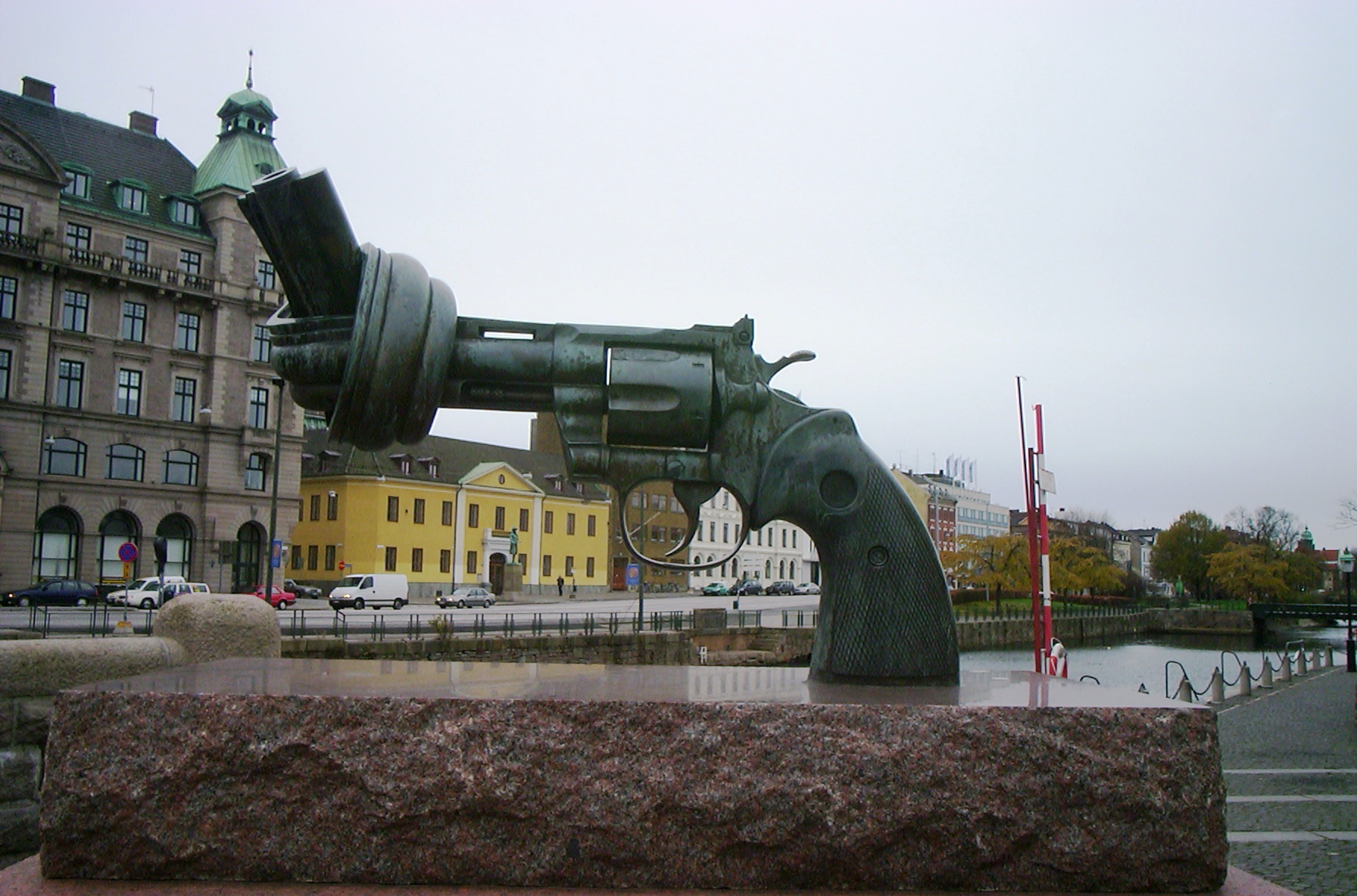 Non-violence - le pistolet noué