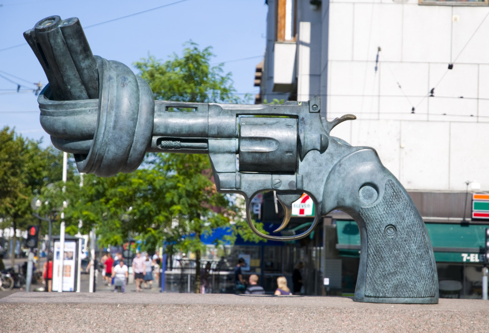 Non-violence - le pistolet noué