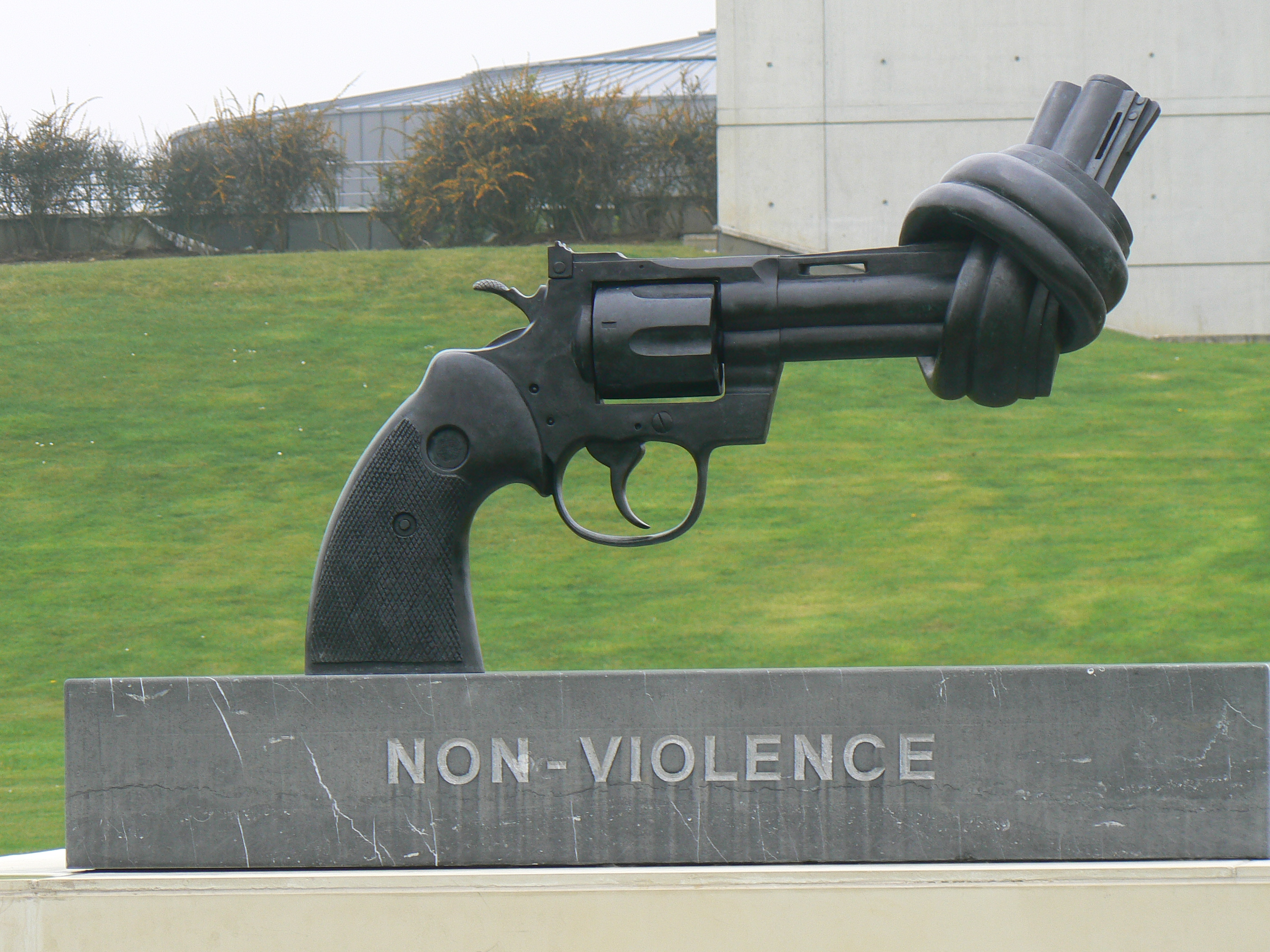 Non-violence - le pistolet noué