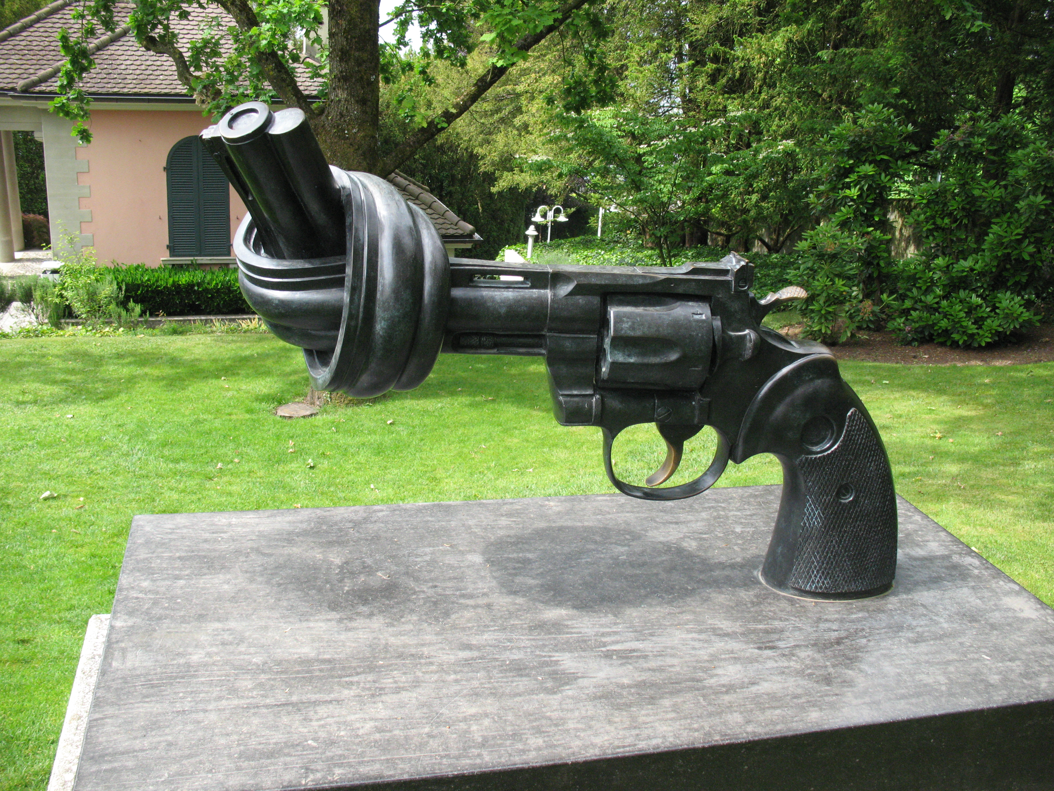 Non-violence - le pistolet noué