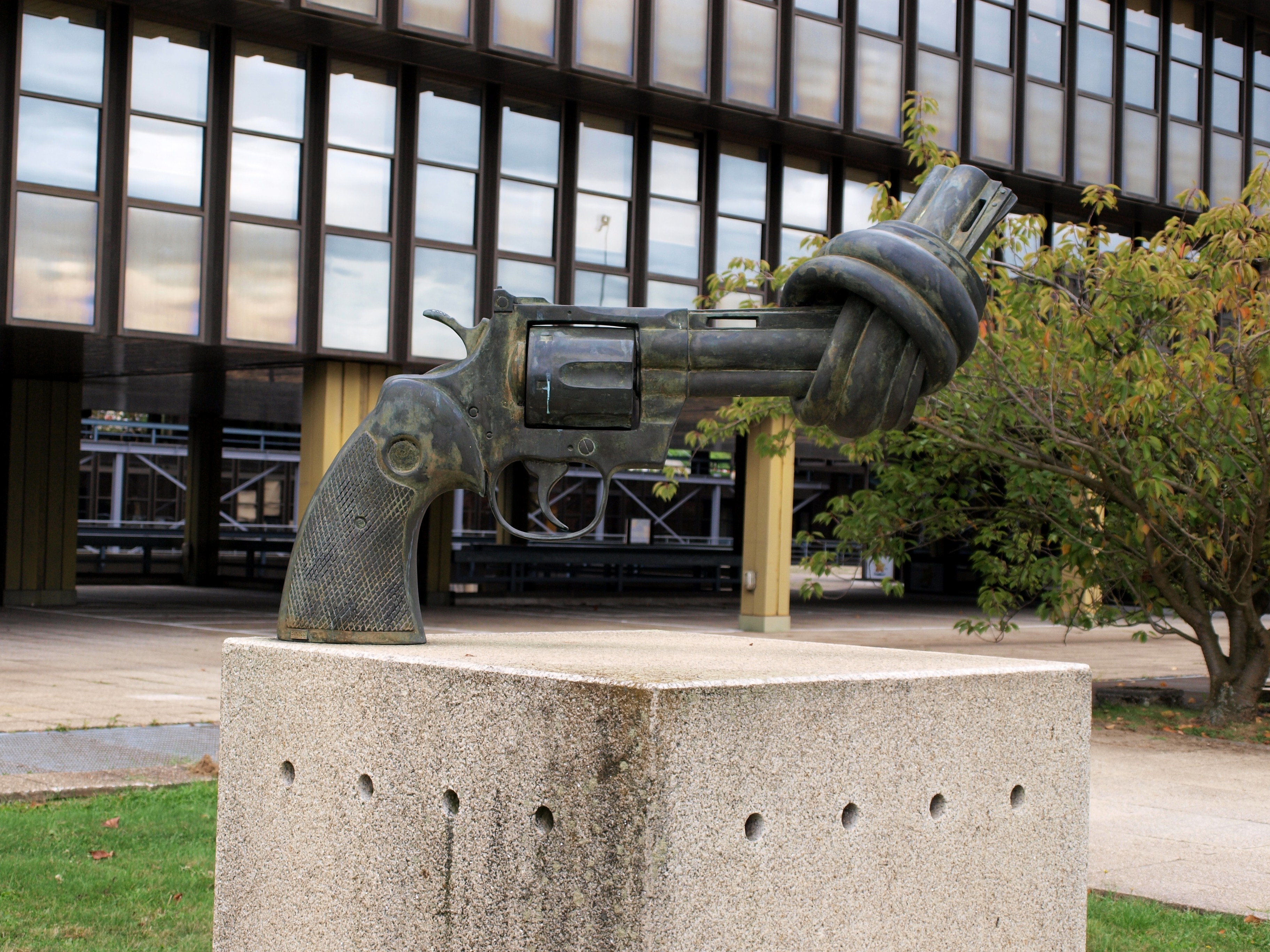 Non-violence - le pistolet noué