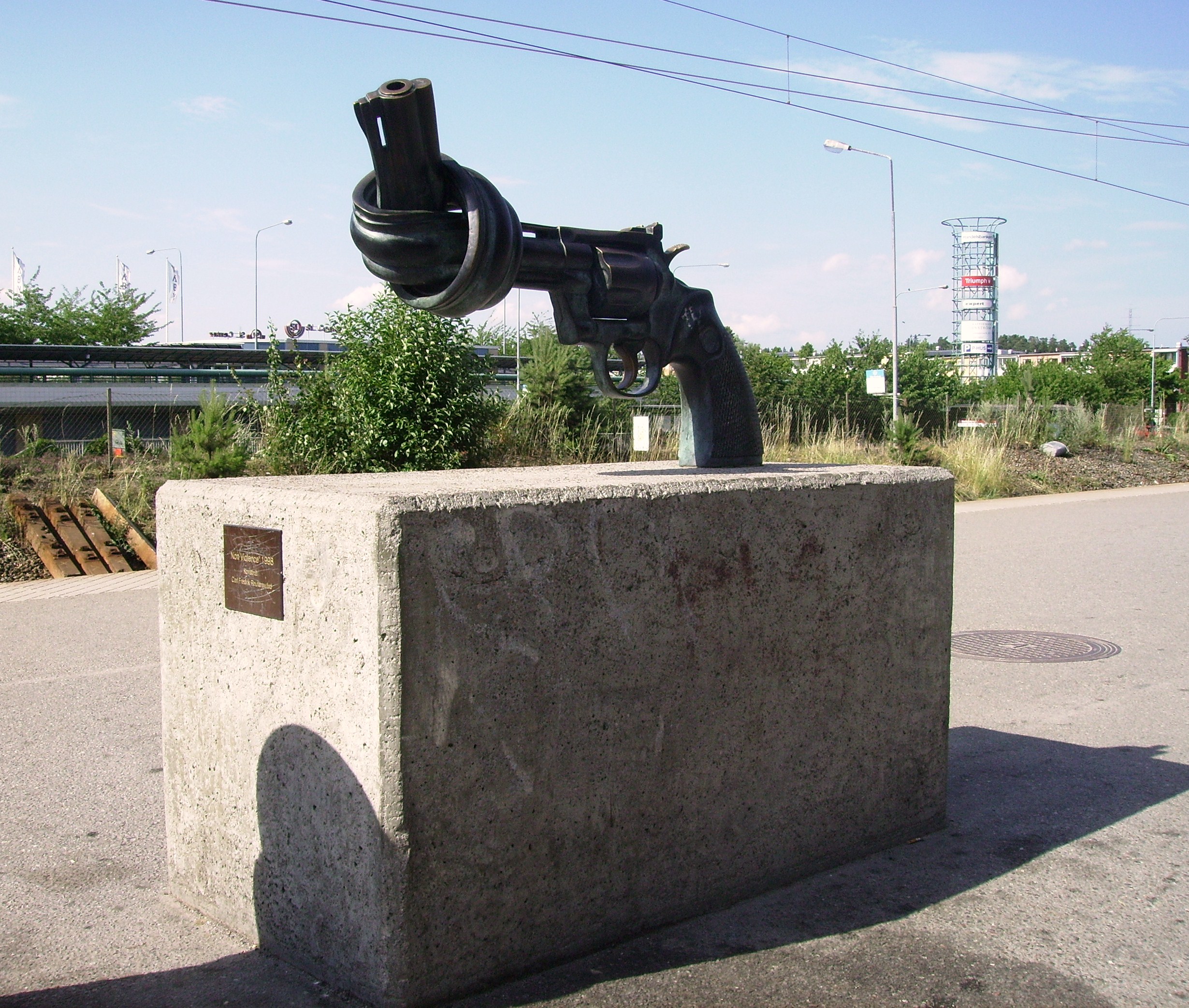 Non-violence - le pistolet noué