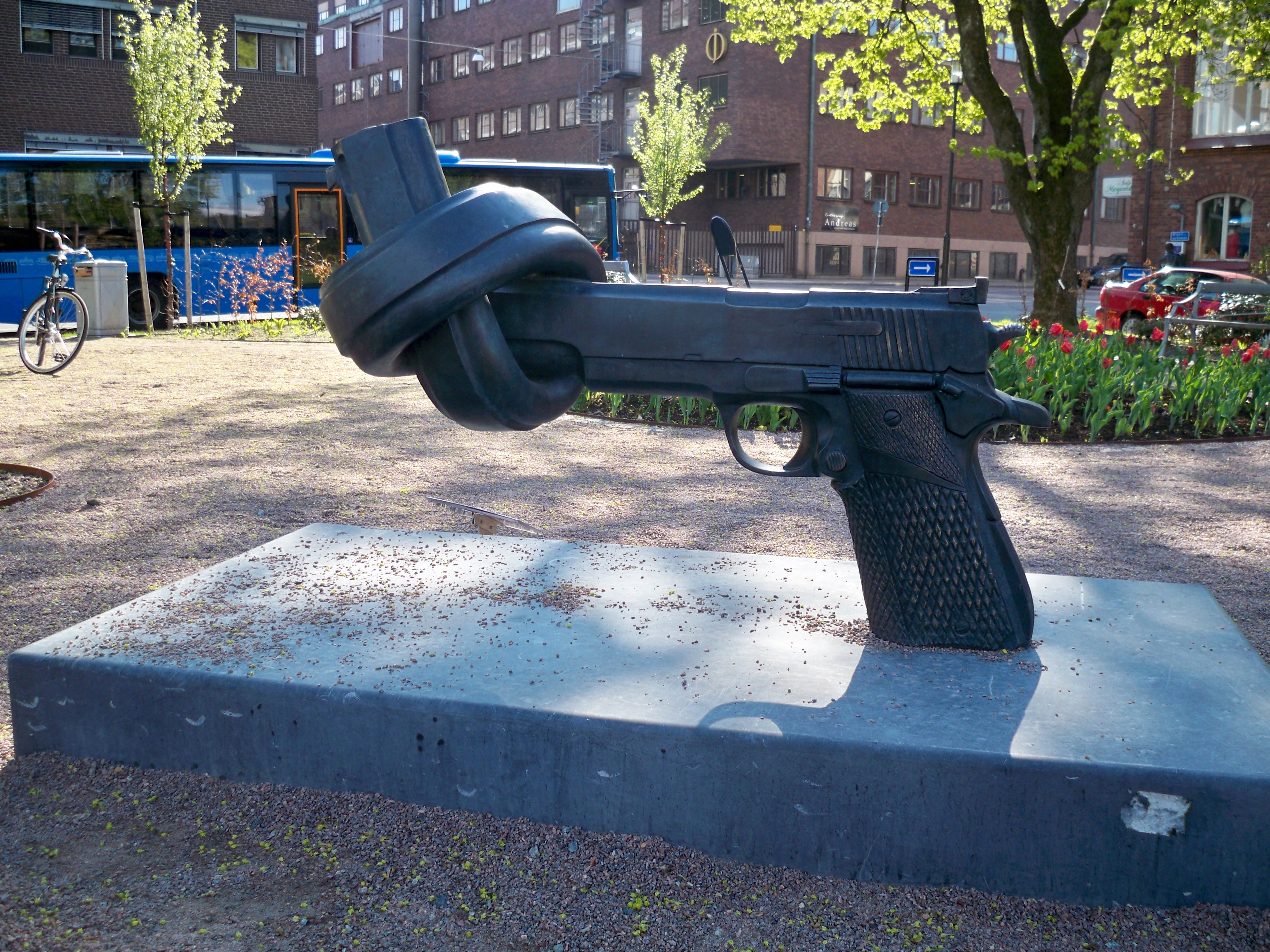 Non-violence - le pistolet noué
