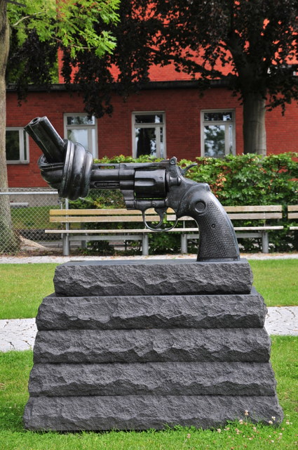 Non-violence - le pistolet noué
