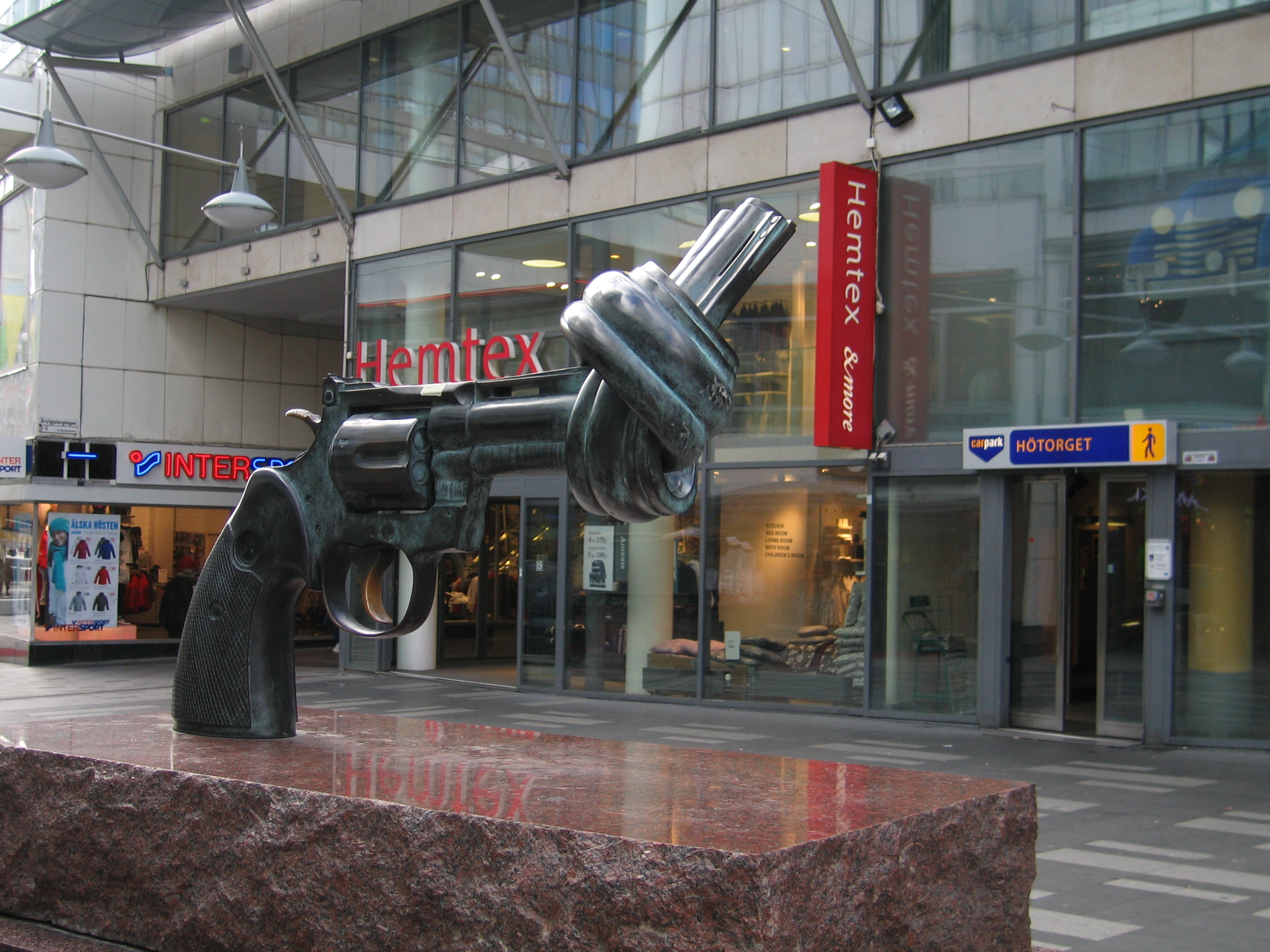 Non-violence - le pistolet noué