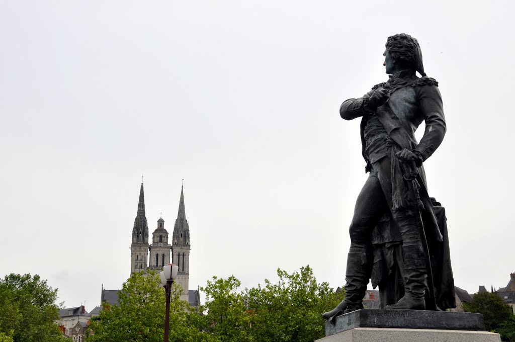 Statue de Nicolas-Joseph Beaurepaire