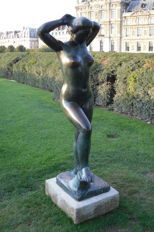Baigneuse se coiffant