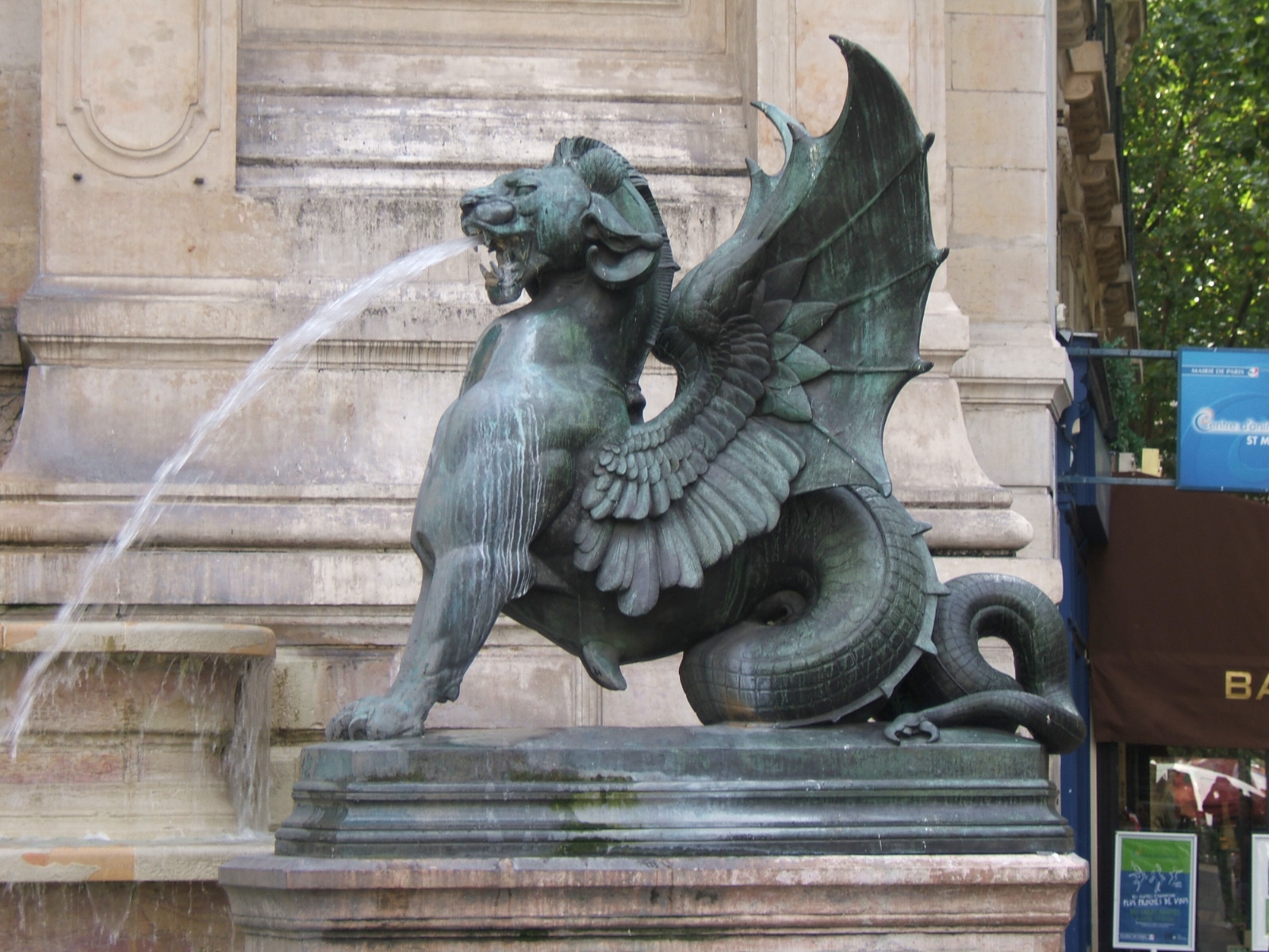 Les deux dragons de la fontaine Saint-Michel