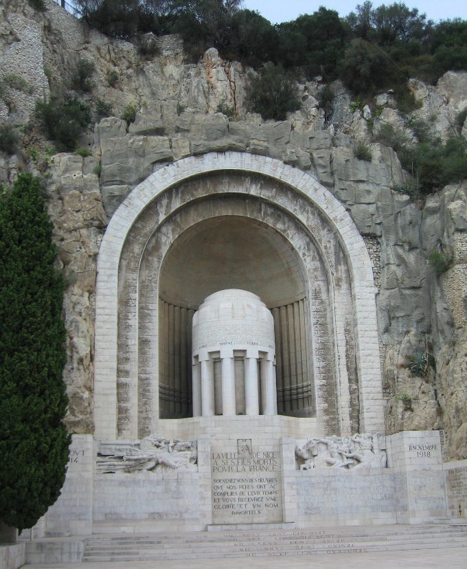 Le monument aux morts sur le quai Rauba-Capeù