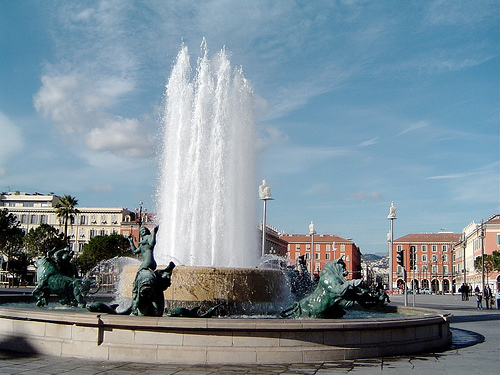 Les cinq statues de bronze de la Fontaine du Soleil