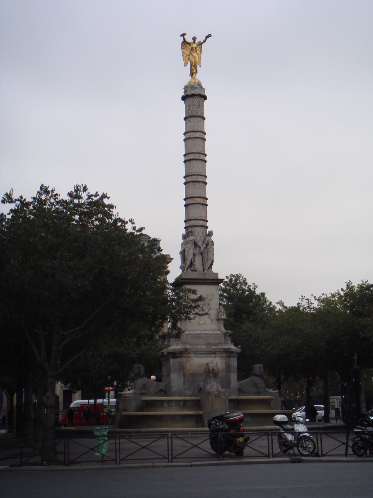 Victoire surmontant la Fontaine du Palmier