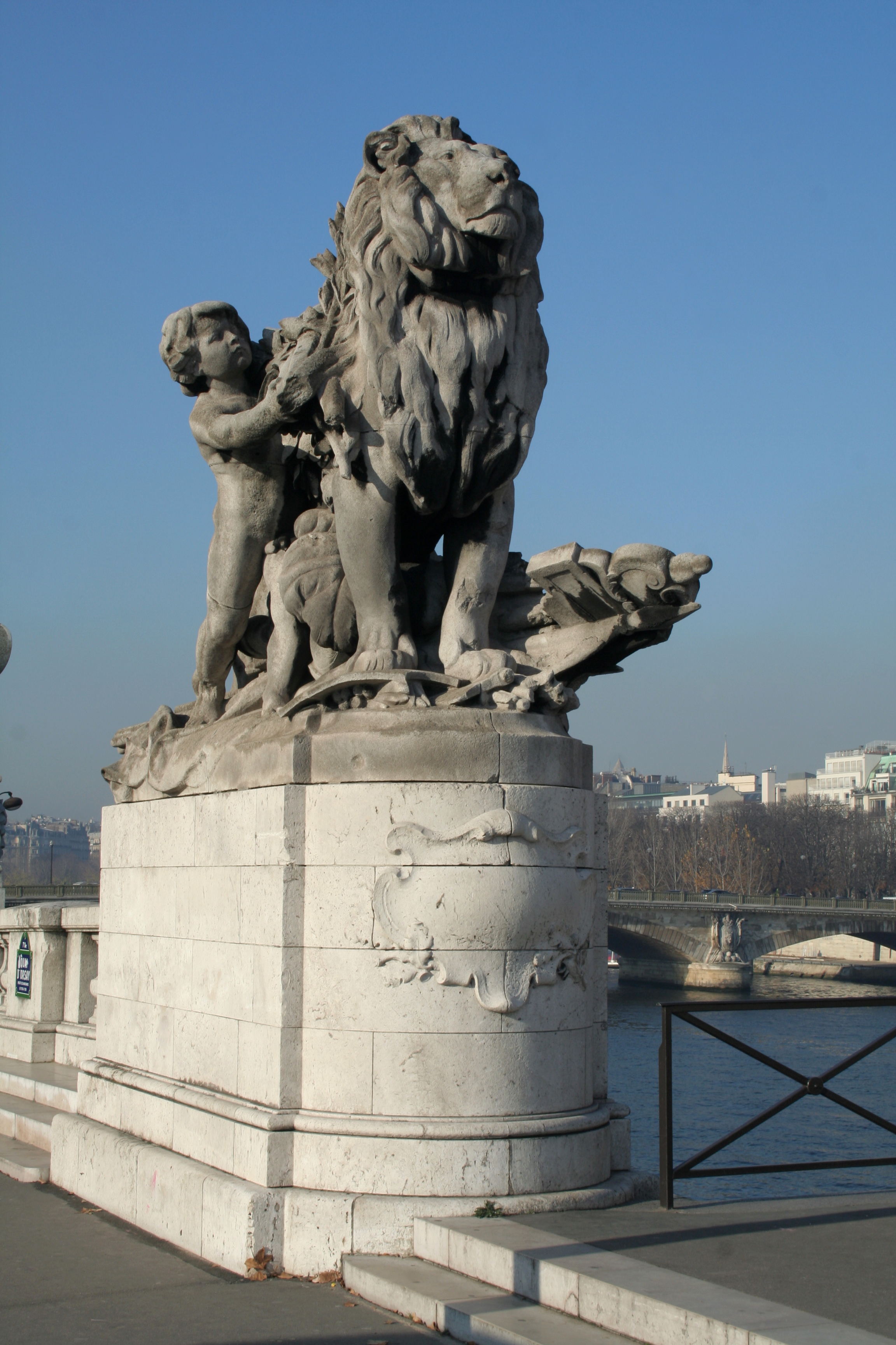 Lion conduit par un enfant