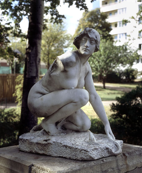 Femme accroupie
