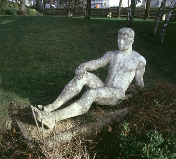 Statue d'athlète étendu