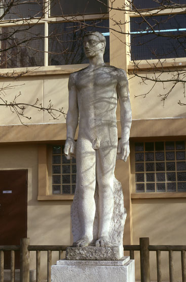 Statue d'athlète debout 