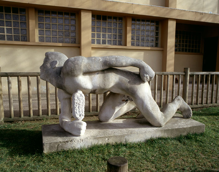 Statue d'athlète allongé
