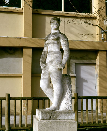 Statue de femme athlète